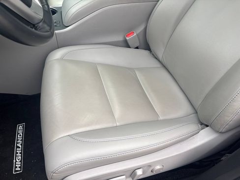 Used 2019 Toyota Highlander XLE AWD/4WD image 12