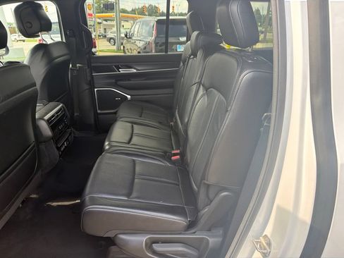 Used 2024 Jeep Wagoneer L Series II w/ Flexible Seating Group AWD/4WD image 10