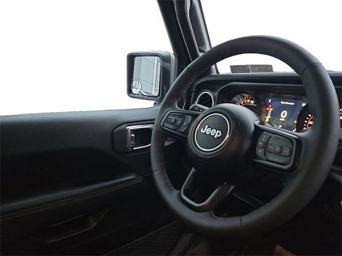 Used 2025 Jeep Gladiator Sport image 14