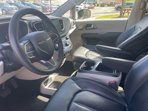 Used 2023 Chrysler Pacifica Touring-L image 6