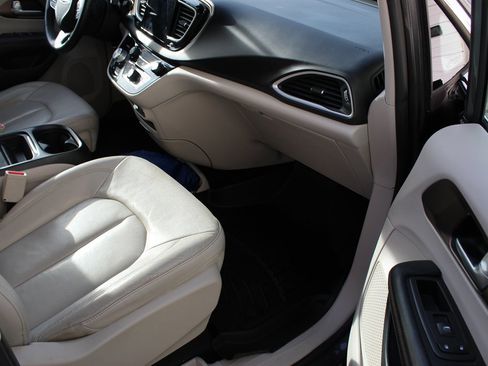 Used 2017 Chrysler Pacifica Touring-L image 12