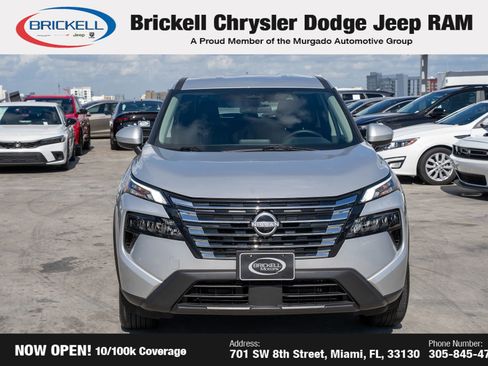 Used 2025 Nissan Rogue SV image 2