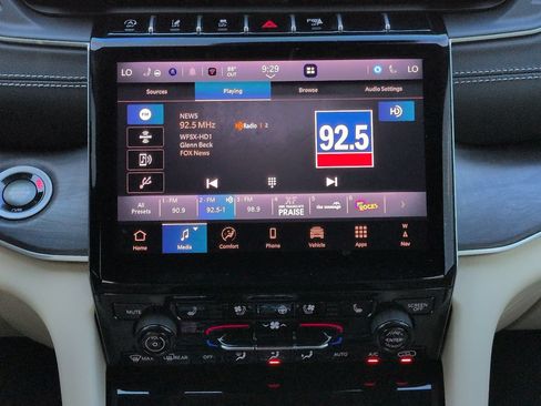 Used 2025 Jeep Grand Cherokee Limited w/ Luxury Tech Group II AWD/4WD image 18