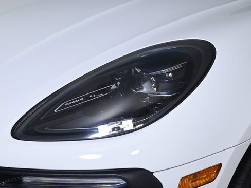 Certified 2022 Porsche Macan AWD/4WD image 25