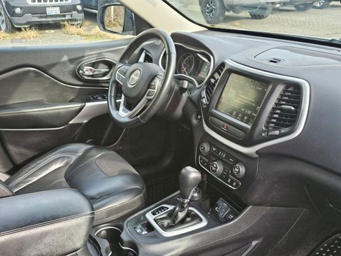 Used 2018 Jeep Cherokee Latitude Plus w/ Comfort/Convenience Group image 11