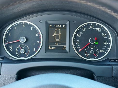 Used 2015 Volkswagen Tiguan S image 37