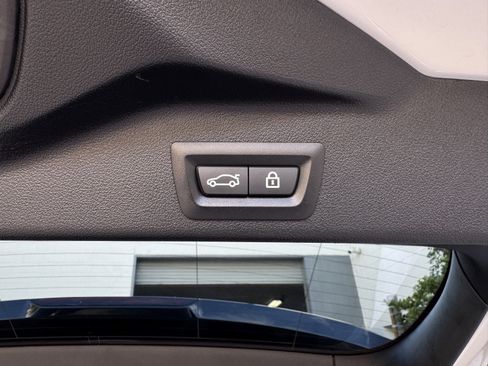 Used 2022 BMW X5 xDrive40i w/ M Sport Package image 16