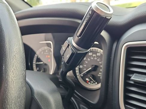 Used 2018 Nissan Titan SV w/ SV Convenience Package RWD image 16
