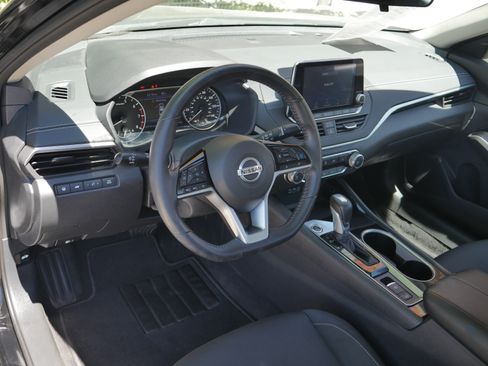 Certified 2022 Nissan Altima 2.5 SV w/ SV Premium Package AWD/4WD image 4