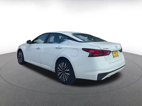 Used 2025 Nissan Altima 2.5 SV FWD image 9