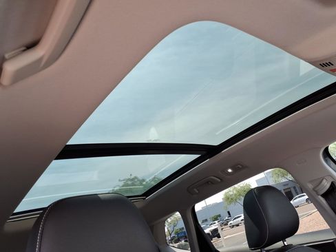 Certified 2022 Volkswagen Taos SE image 10