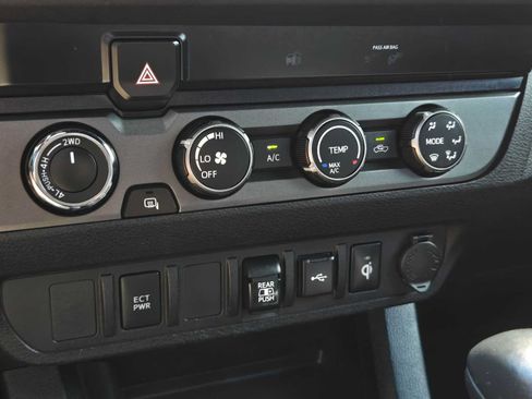Used 2020 Toyota Tacoma TRD Off-Road AWD/4WD image 32