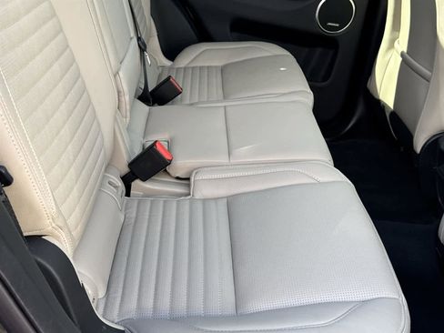 Used 2022 Land Rover Discovery Sport SE image 16