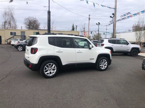 Used 2018 Jeep Renegade Latitude FWD image 2