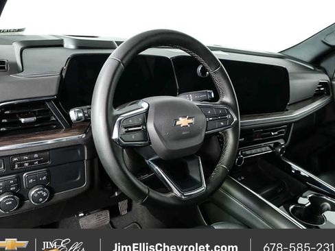 Used 2025 Chevrolet Suburban LT image 4
