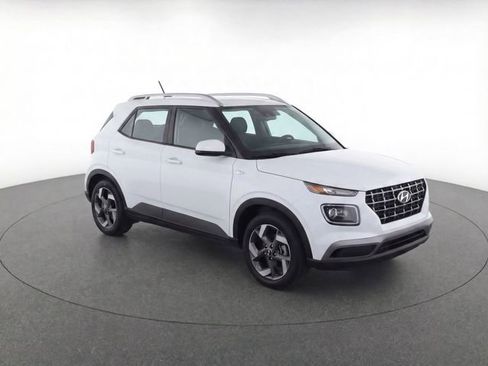 Used 2024 Hyundai Venue Limited image 2