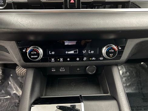 Used 2024 Mitsubishi Outlander SE image 29