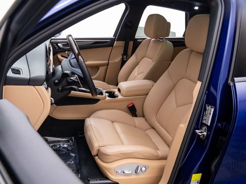 Certified 2025 Porsche Macan image 5