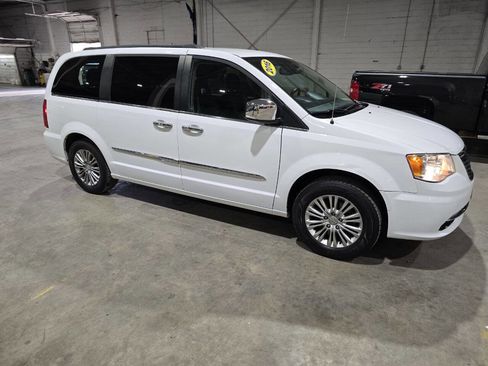 Used 2016 Chrysler Town & Country Touring-L w/ Driver Convenience Group FWD image 14