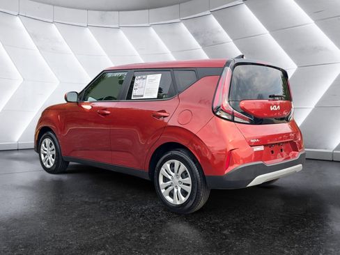 Used 2023 Kia Soul LX image 3