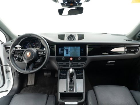 Certified 2025 Porsche Macan AWD/4WD image 30