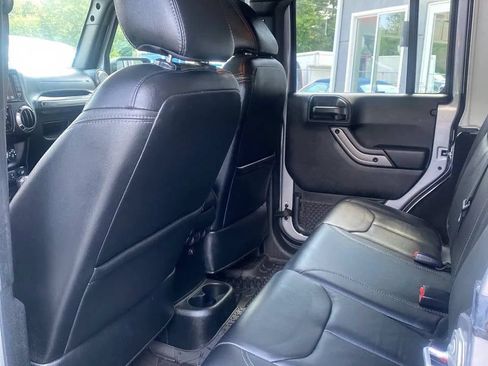 Used 2018 Jeep Wrangler Unlimited Sahara AWD/4WD image 18