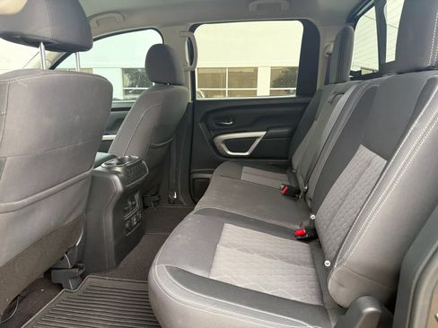 Used 2022 Nissan Titan SV w/ SV Convenience Package image 9