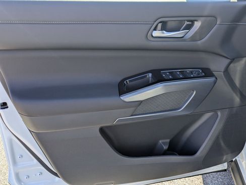 New 2025 Nissan Pathfinder SL image 11