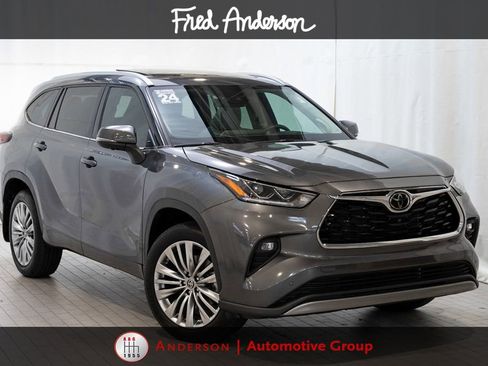 Used 2024 Toyota Highlander Platinum FWD image 1