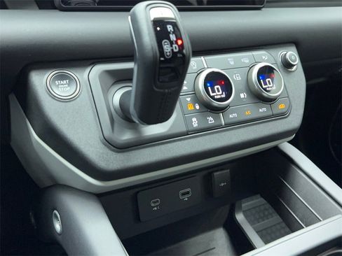 Used 2024 Land Rover Defender 110 X-Dynamic SE image 34