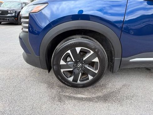 Used 2025 Nissan Kicks SV AWD/4WD image 16
