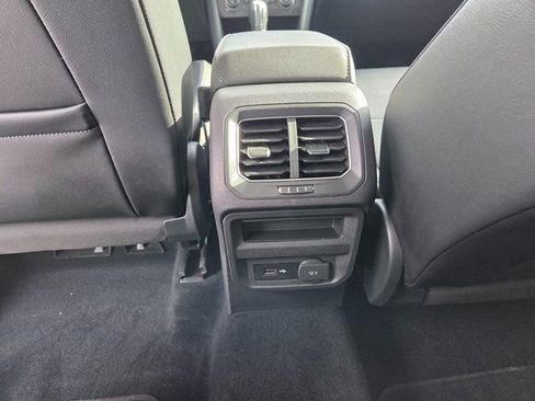 Used 2018 Volkswagen Tiguan SE image 16