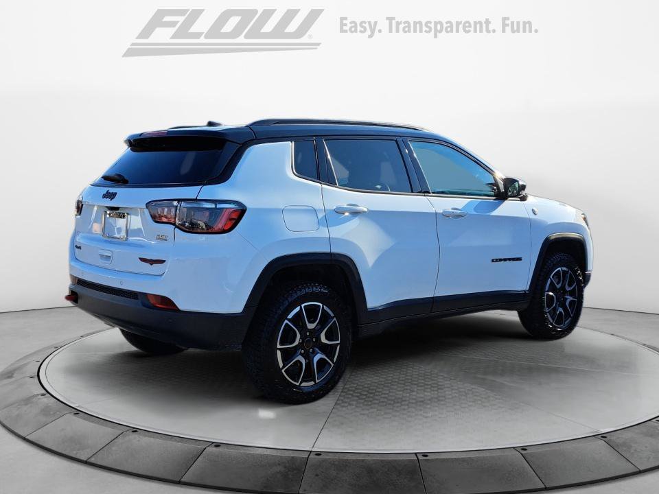 Used 2025 Jeep Compass Trailhawk AWD/4WD image 9