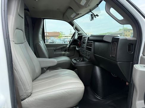 Used 2018 Chevrolet Express 2500 w/ Driver Convenience Package RWD image 20