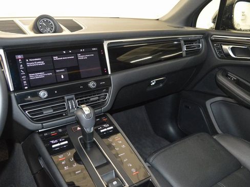 Certified 2025 Porsche Macan AWD/4WD image 24