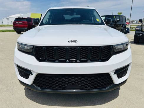 Used 2023 Jeep Grand Cherokee Limited w/ Black Appearance Package AWD/4WD image 36
