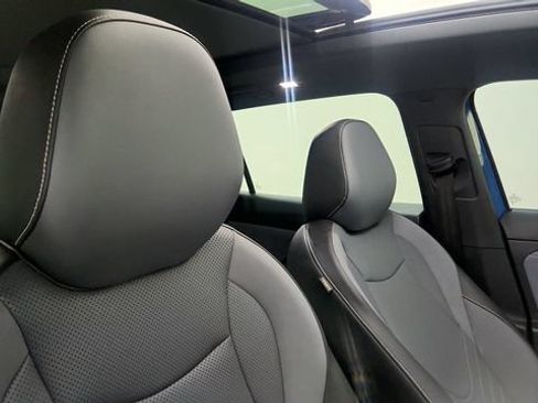 Used 2025 Volkswagen Tiguan SE R-Line FWD image 41