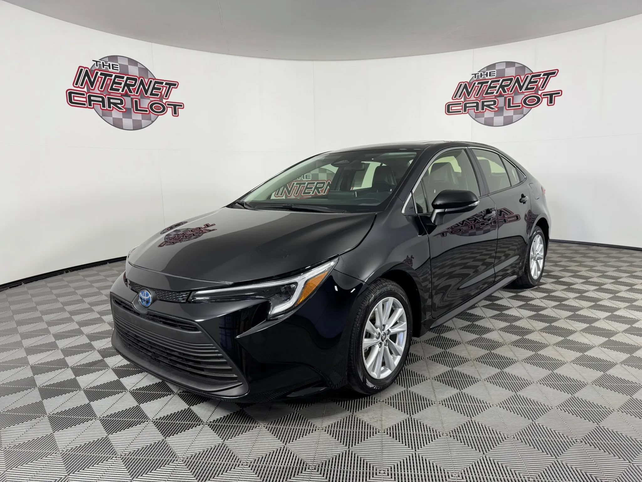 Used 2024 Toyota Corolla XLE FWD image 3