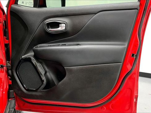 Used 2018 Jeep Renegade Altitude w/ Advanced Technology Group image 22