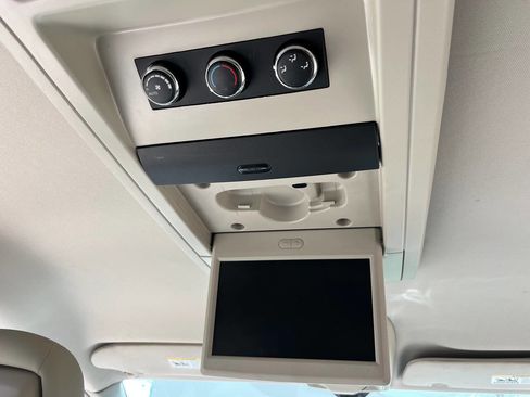 Used 2016 Chrysler Town & Country Touring-L w/ Driver Convenience Group image 9