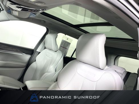 Used 2022 Jeep Grand Cherokee Overland w/ Luxury Tech Group IV image 2