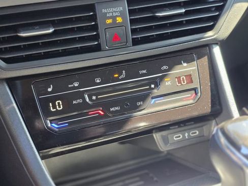 Used 2025 Volkswagen Jetta SE image 31