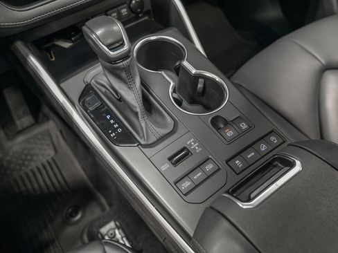 Used 2021 Toyota Highlander XLE image 23