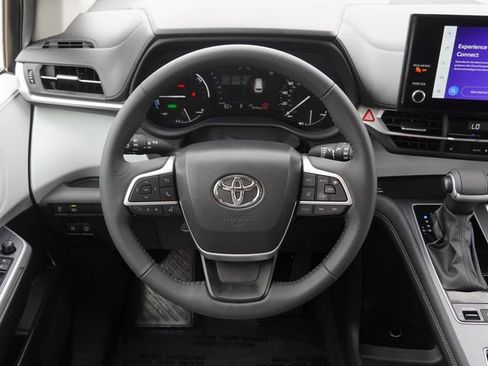 Used 2025 Toyota Sienna XLE FWD image 18
