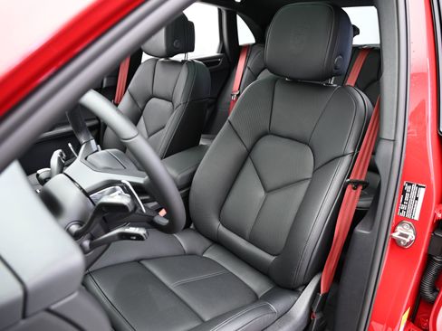 Used 2025 Porsche Macan image 5