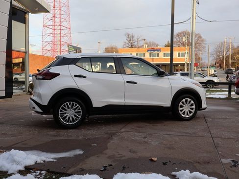 Used 2022 Nissan Kicks S image 9
