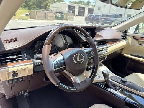 Used 2017 Lexus ES 350 w/ Premium Package FWD image 34