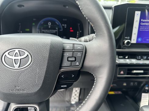 Used 2025 Toyota Camry SE w/ Convenience Package FWD image 22