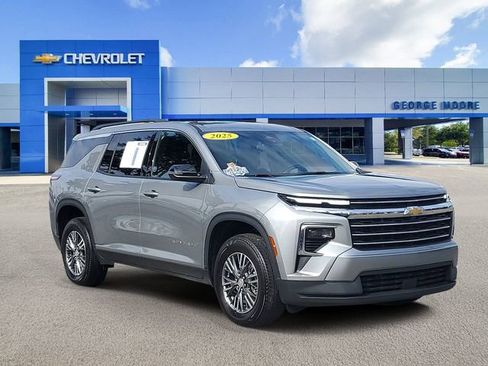 Certified 2025 Chevrolet Traverse LT image 1