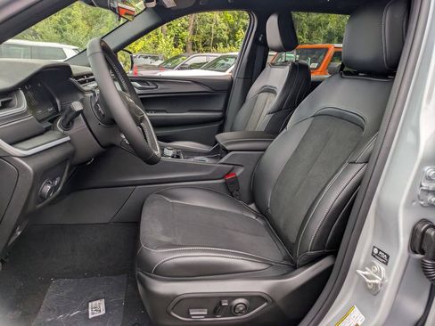 New 2025 Jeep Grand Cherokee Altitude image 12